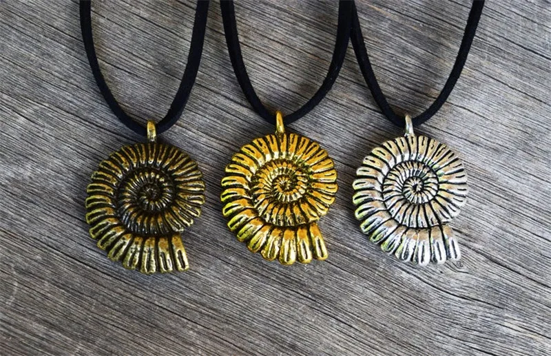 

1pcs Shell Conch Charm Necklace Beach Ocean Charm Golden Bronze Silver Color 3 Colors Pendant Leather chain Necklace Jewelry