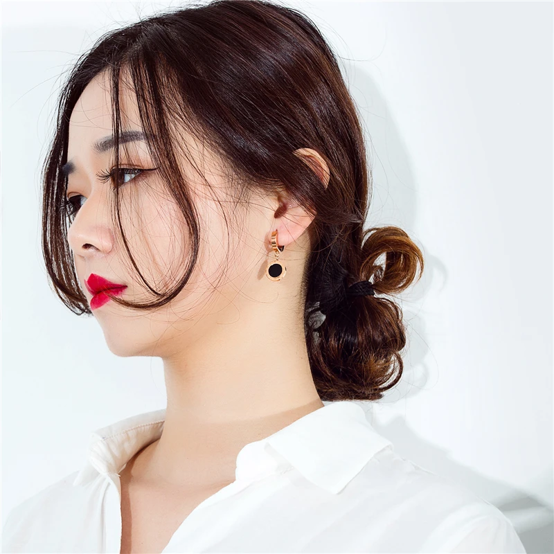 

Корейская версия, серьги для женщин, нержавеющая сталь, розовое золото 7G тенденции моды выгравированы круг с римскими цифрами серьги-гвозди...