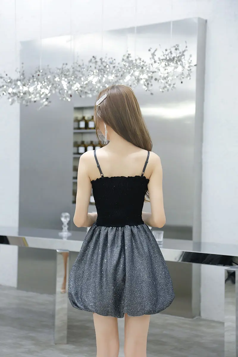 Женское платье на бретельках с глубоким v-образным вырезом тонкое Клубное