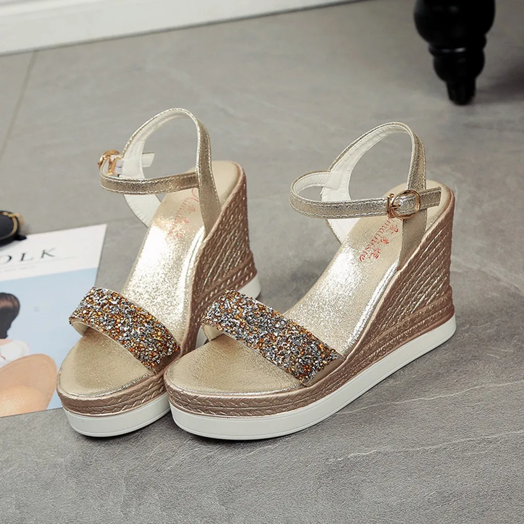 Женские блестящие сандалии на танкетке с пряжкой каблуке серебристые золотистые