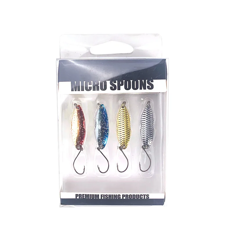 Un paquete de microcucharas, que son pequeños señuelos de pesca metálicos. Estos señuelos están diseñados para usarse con una caña de pescar y generalmente se usan para capturar peces que se alimentan de presas más pequeñas. El paquete contiene cuatro cucharas de diferentes colores: rojo, azul, dorado y plateado.