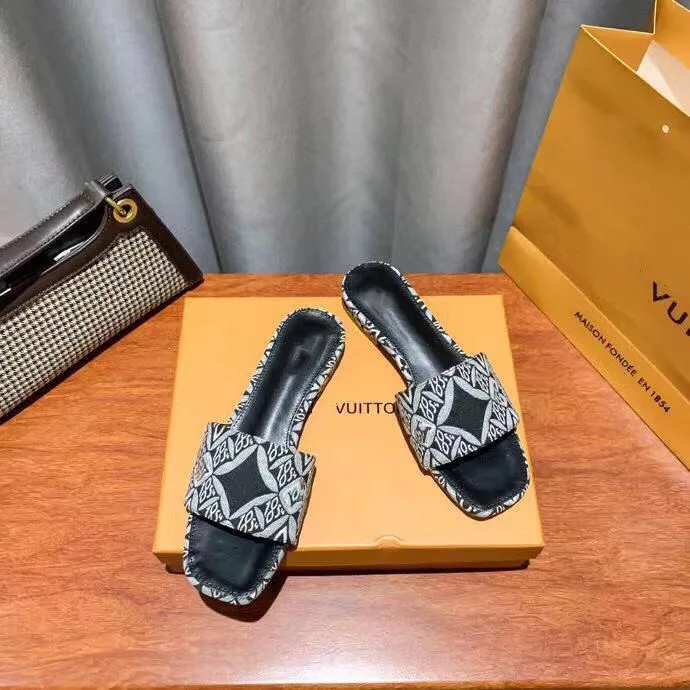 

Slippers female designer ladies flat sandals new summer shoes outdoor fashion slippers holiday gifts