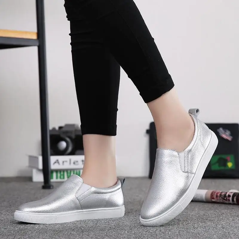 Весенние женские кожаные лоферы Модные балетки на плоской подошве серебристые