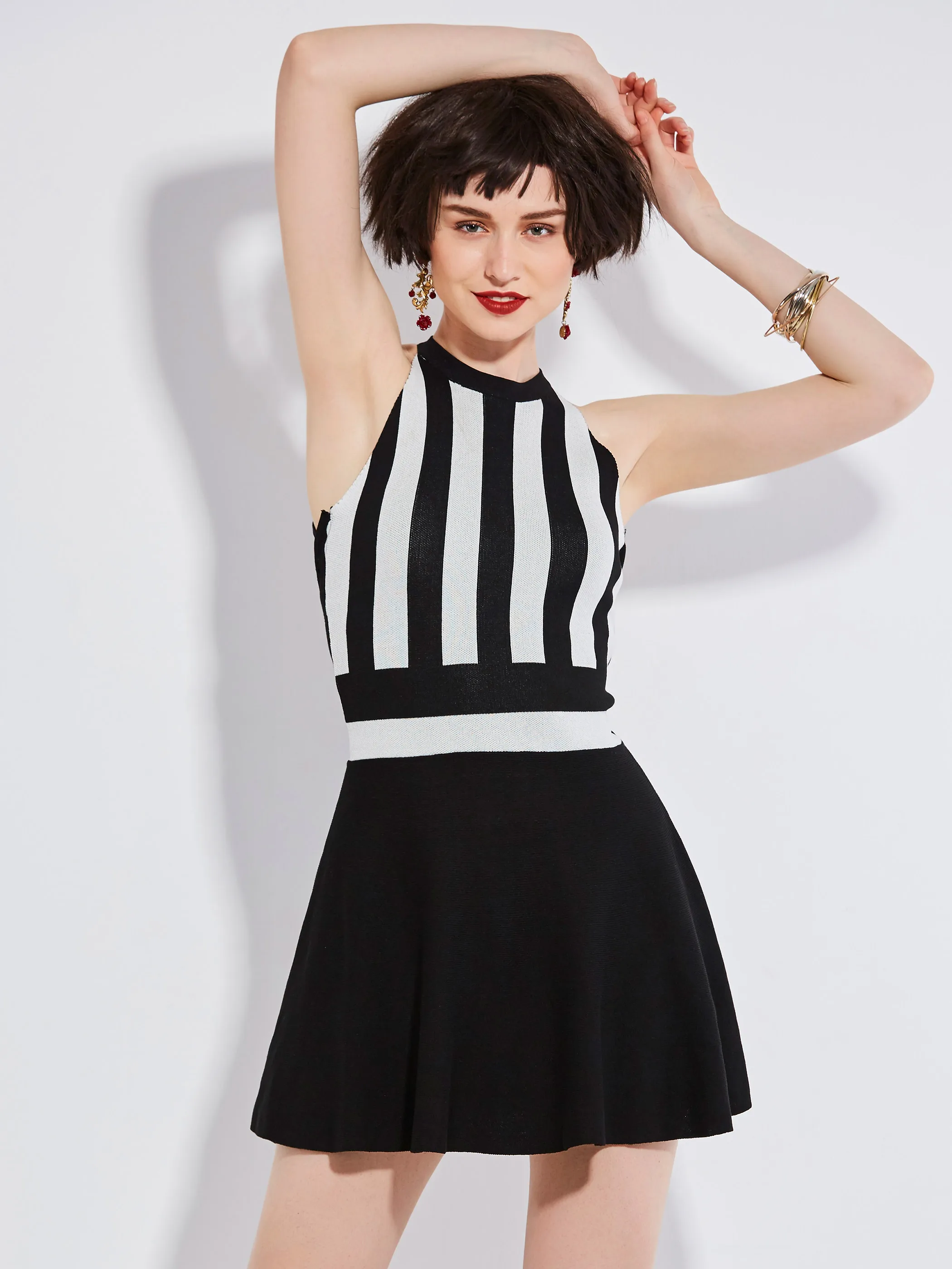 Сексуальное мини платье без рукавов с открытой спиной женское в черную полоску