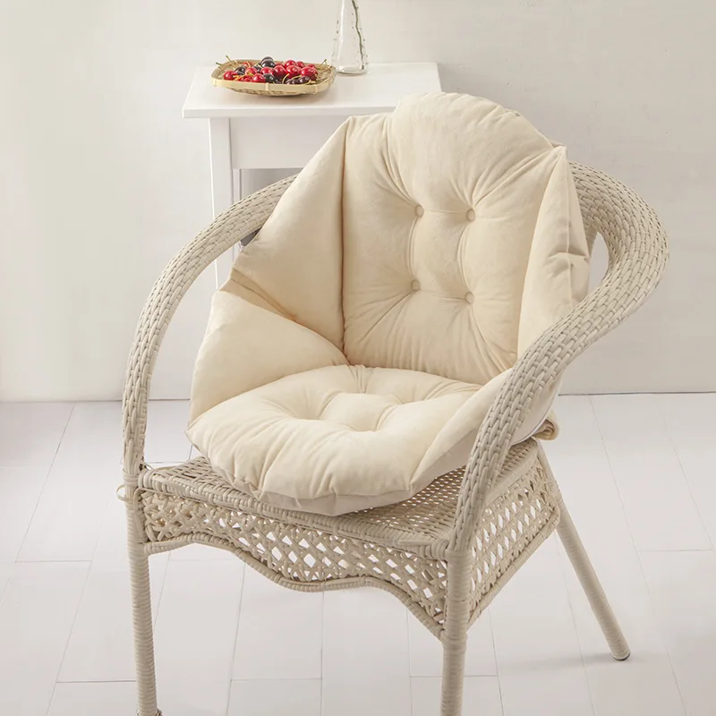 В окружении теплой мягкой и удобной подушки для студенческого сиденья рядом с