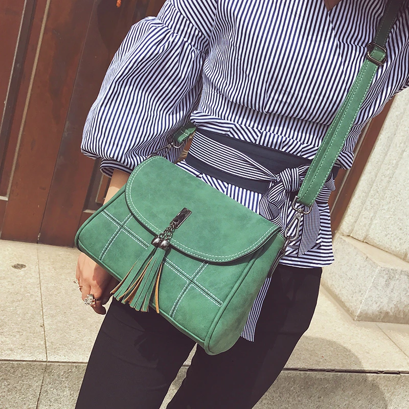 Модные женские сумки мессенджеры с кисточками маленькие дизайнерские