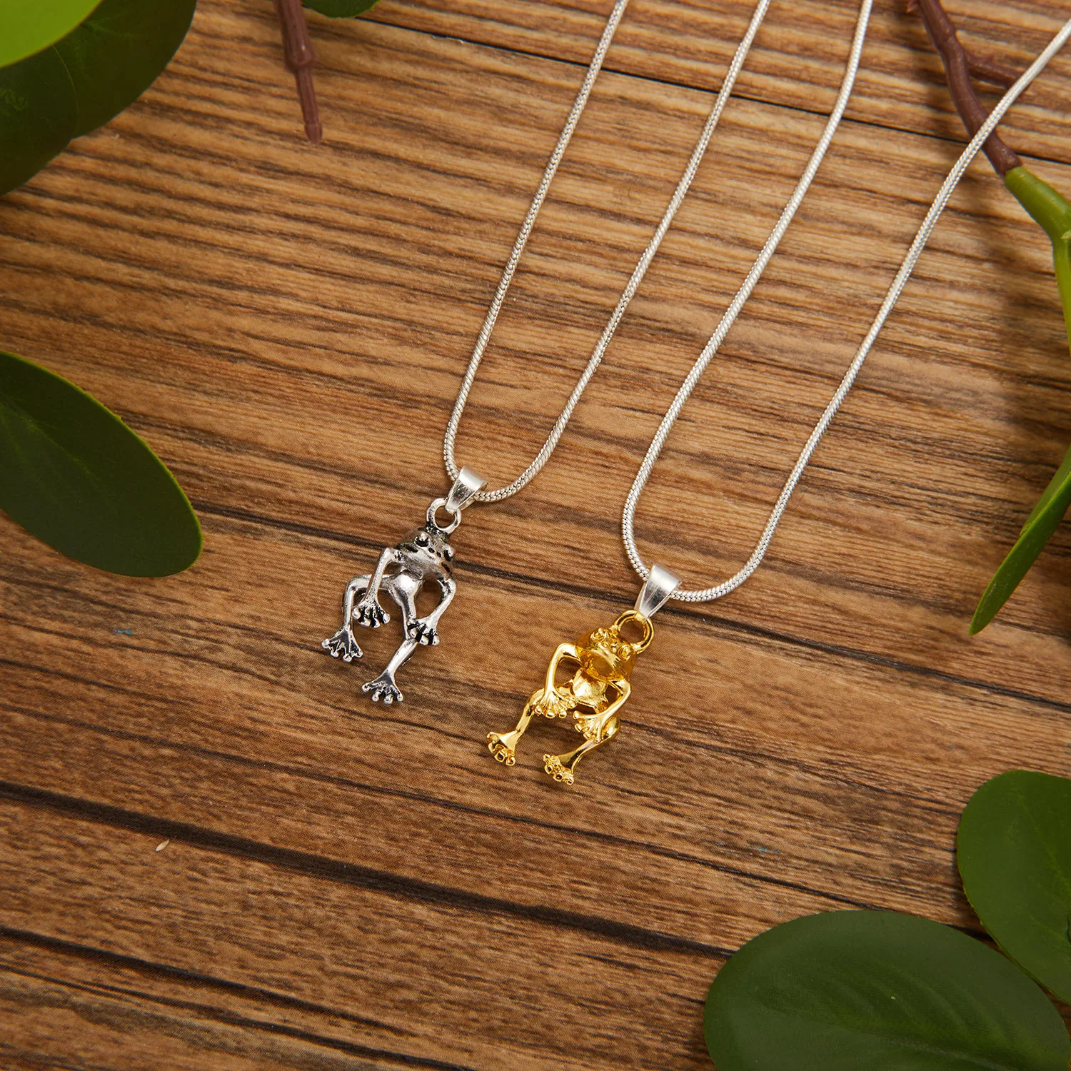 Цепочка с подвеской в виде лягушки серебристого цвета | Украшения и аксессуары