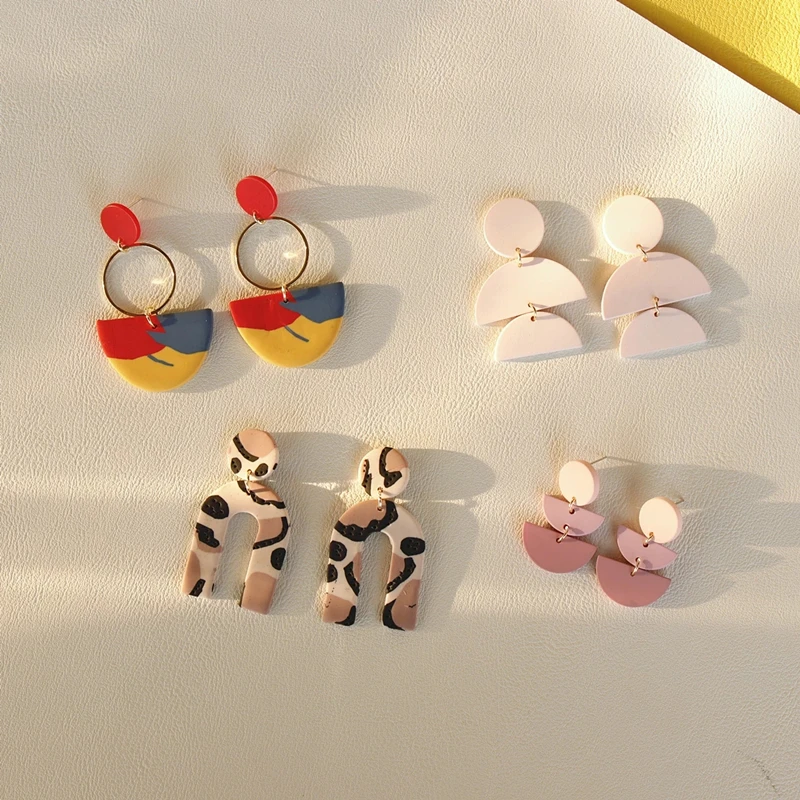 AOMU 2021 Корейская мода Геометрические круглые полукруглые красочные розовые серьги из акриловой глины с длинными подвесками для женщин Ювелирный подарок.