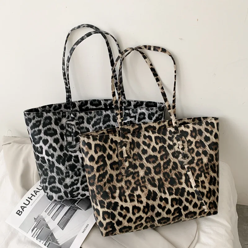 

Leopard print large capacity Mao Mao bag female 2021 new autumn and winter simple wild shoulder bag plush tote bag