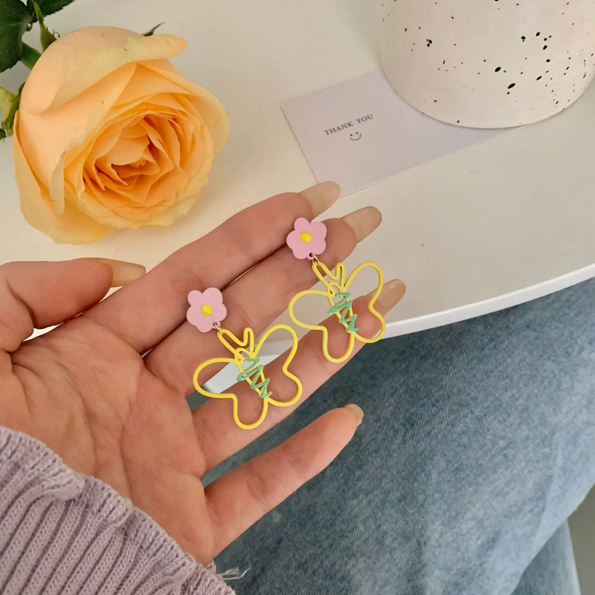 

2021 Sweet Hollow Butterfly Pink Flower Spray Paint Drop Earrings Simple Colorful Clip Earrings for Women Girl without Pierced