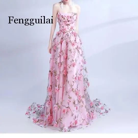 

Женское длинное платье со шлейфом