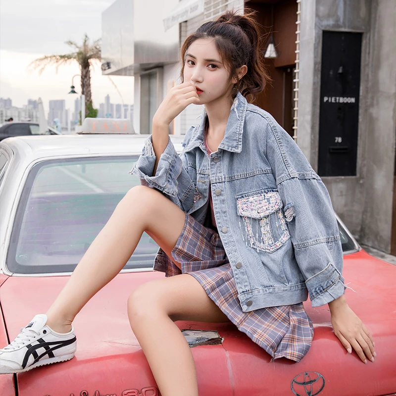 Женская джинсовая куртка с блестками свободная длинным рукавом и дырками в стиле