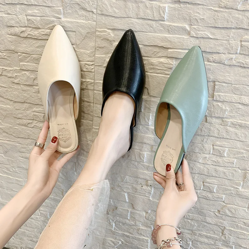 Женские шлепанцы на плоской подошве с острым носком без шнуровки из