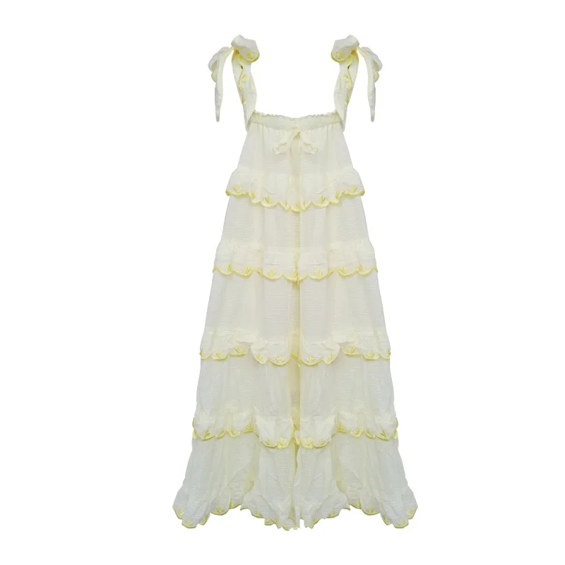 Женское длинное платье с вышивкой на тонких бретельках оборками весна 2020 |