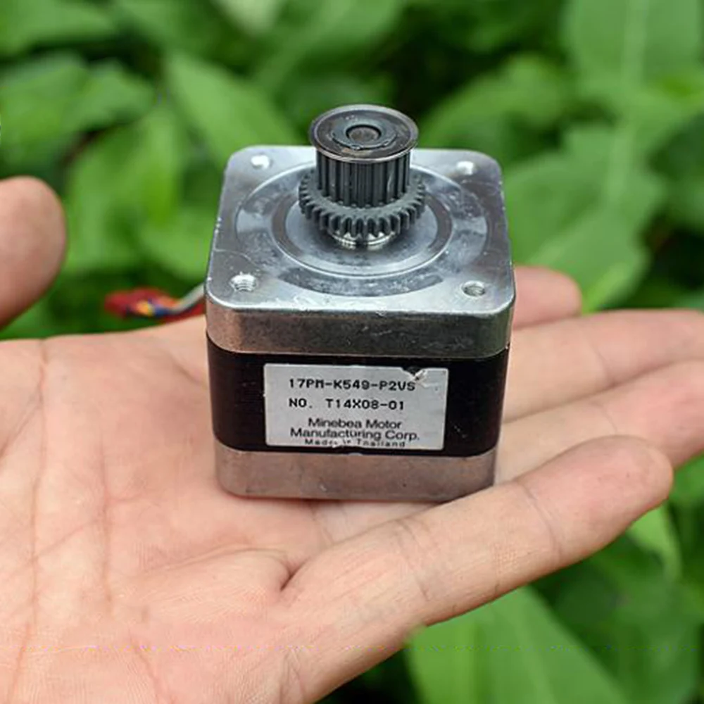 Шаговый электродвигатель 2-фазный 4-проводной с двумя шарикоподшипниками 1 8