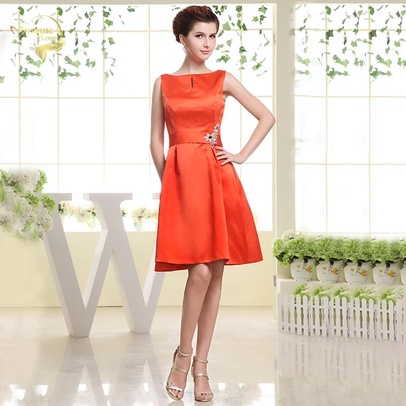 Атласные платья свидетельницы оранжевого и красного цвета в винтажном стиле
