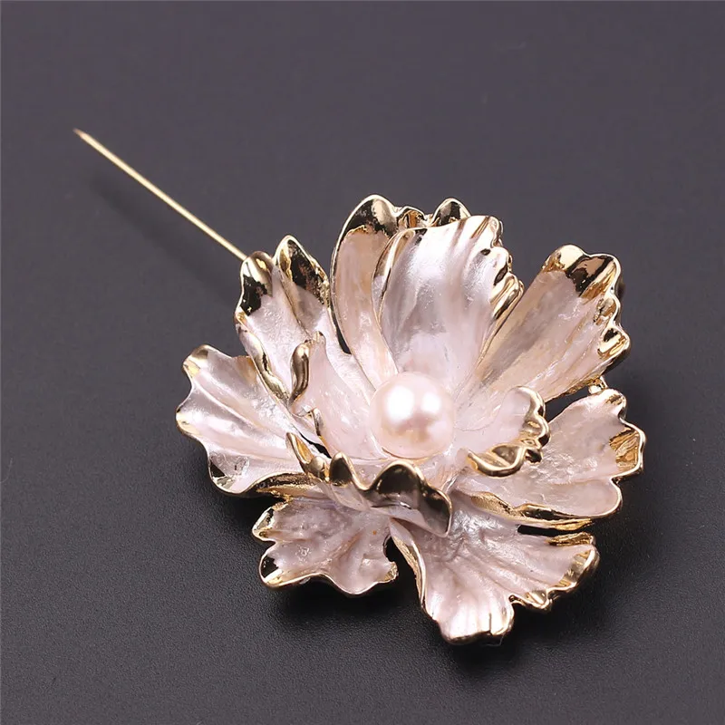 De moda exquisita blanco perla flor broches de oro Marco de simulación flor bufanda bolsa de accesorios de la joyería para los amigos