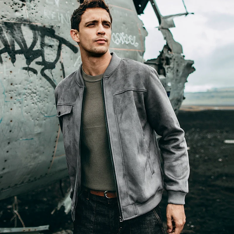 Мужская замшевая куртка серого цвета с карманами на молнии Модная приталенная