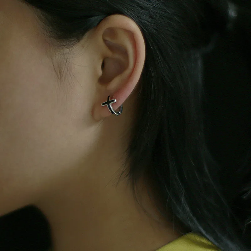 Серьги-кольца унисекс с черной эмалью и крестиком серебристого цвета | Украшения