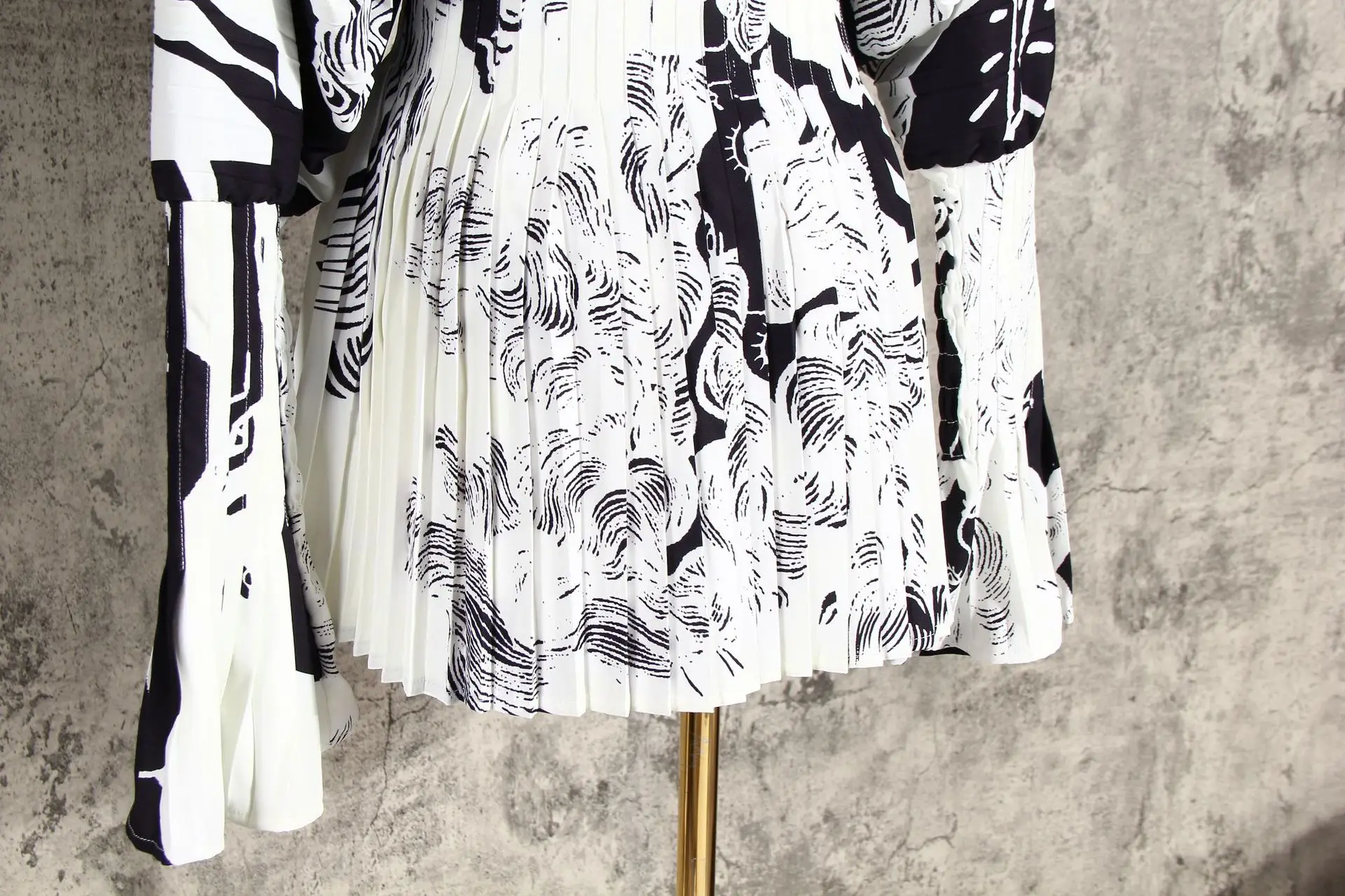 

Women Pleated Blouse Long Flare Sleeve Loose High Waist Tunic Casual Shirt Tops