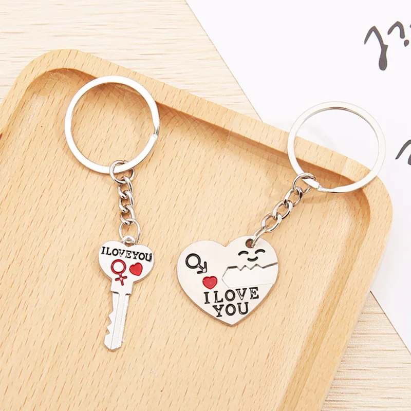 

A pair of heart-shaped creative activities small gifts metal pendants zinc alloy crafts keychains for lovers and children gifts