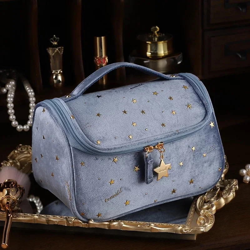 

Бархатная косметичка