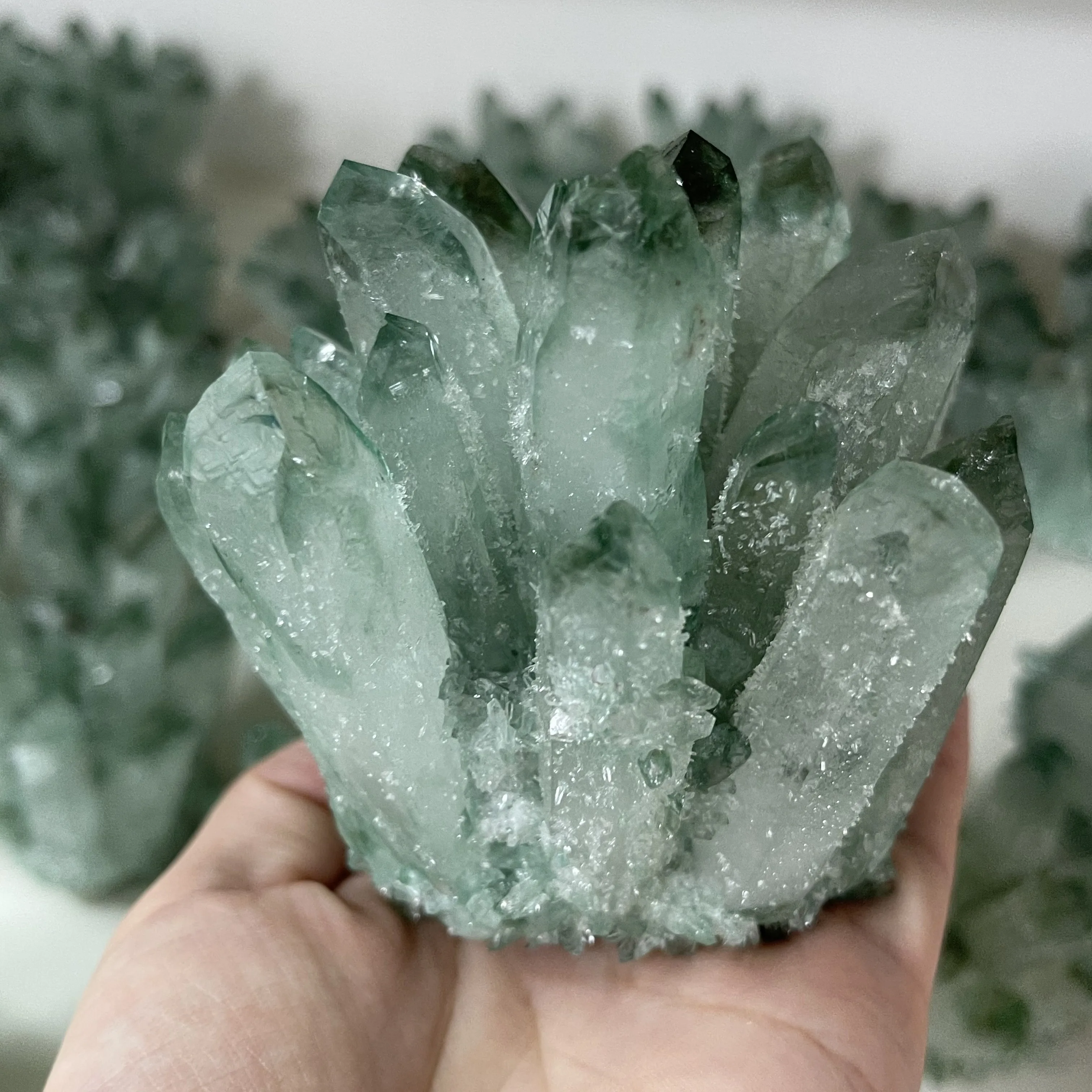 Натуральный зеленый призрак фантомный кварцевый кристалл кластер минеральный