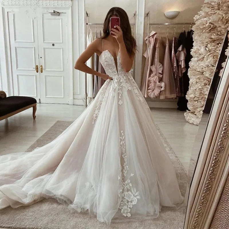 

Vintage Lace Wedding Dresses Boho Spaghetti Straps A-Line Tulle Sweep Train Bridal Dress vestidos de novia Marriage Gowns Deep V
