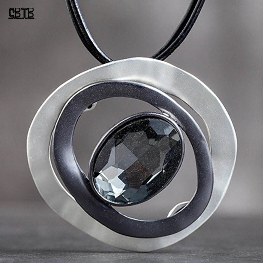 

Black Leather Rope Chain Round Pendant Statement Necklace Exaggerated Crystal Stone Charm Jewelry for Woman Party Accessory Gift