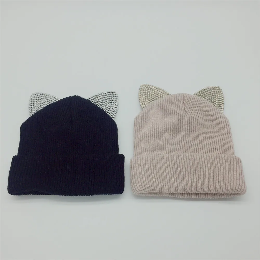 Женская однотонная Шапка бини с камнями кошачьими ушками вязаная облегающая