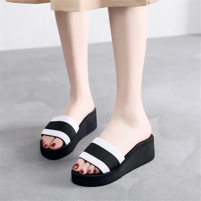 Тапки женские из эластичной ткани пляжные шлепанцы на платформе Каблук 5 см