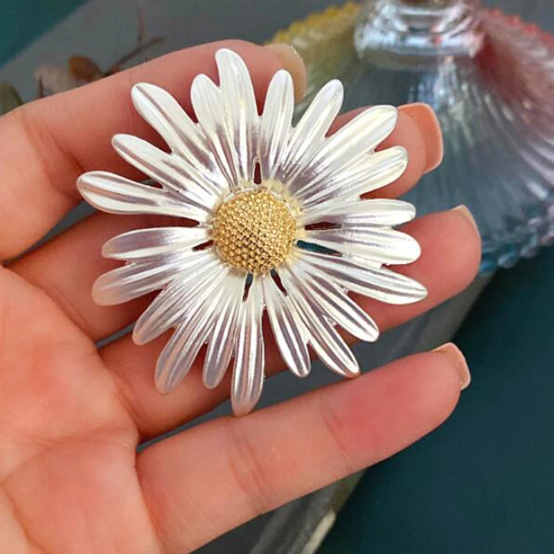 

2021 New Elegant Vintage Metal Plant Flowers Daisy Brooch for Women And Man Collar Accessories Couple Jewelry Gifts Coat Pins