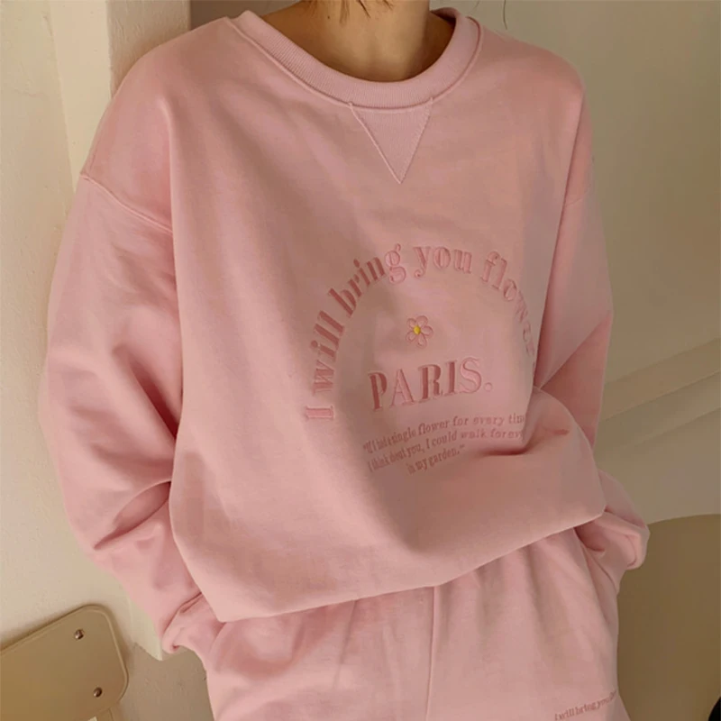 Свитшот женский с круглым вырезом и надписью | Женская одежда