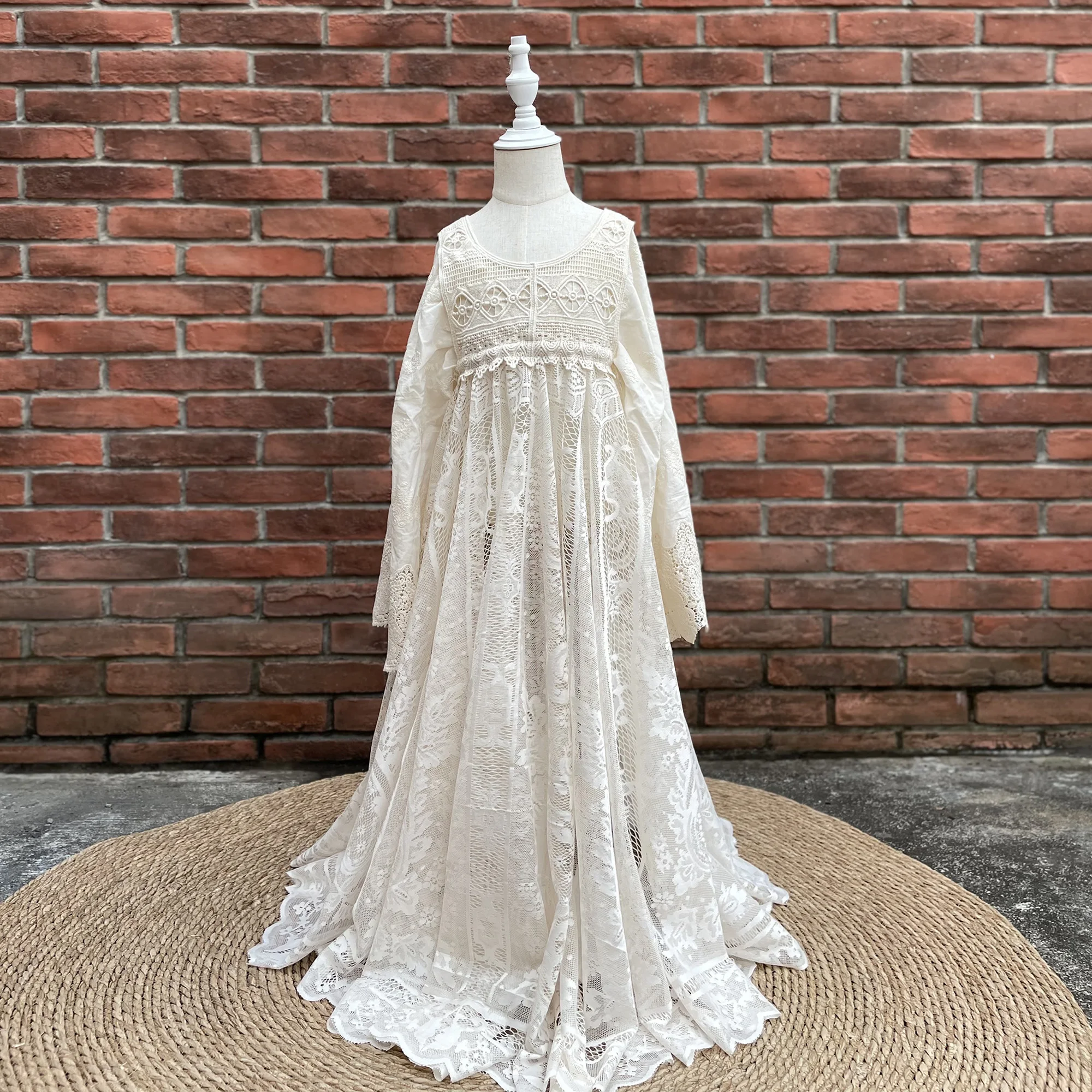 Бежевые кружевные платья Don & Judy для фотосессии