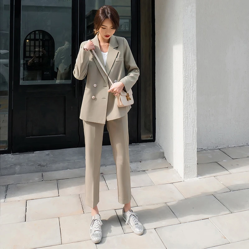 Женский двубортный блейзер с отложным воротником и длинными брюками | Женская