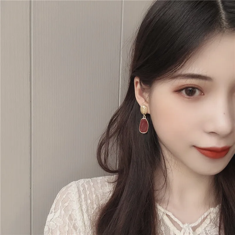 Модные темпераментные нишевые глазурные серьги-капельки геометрические