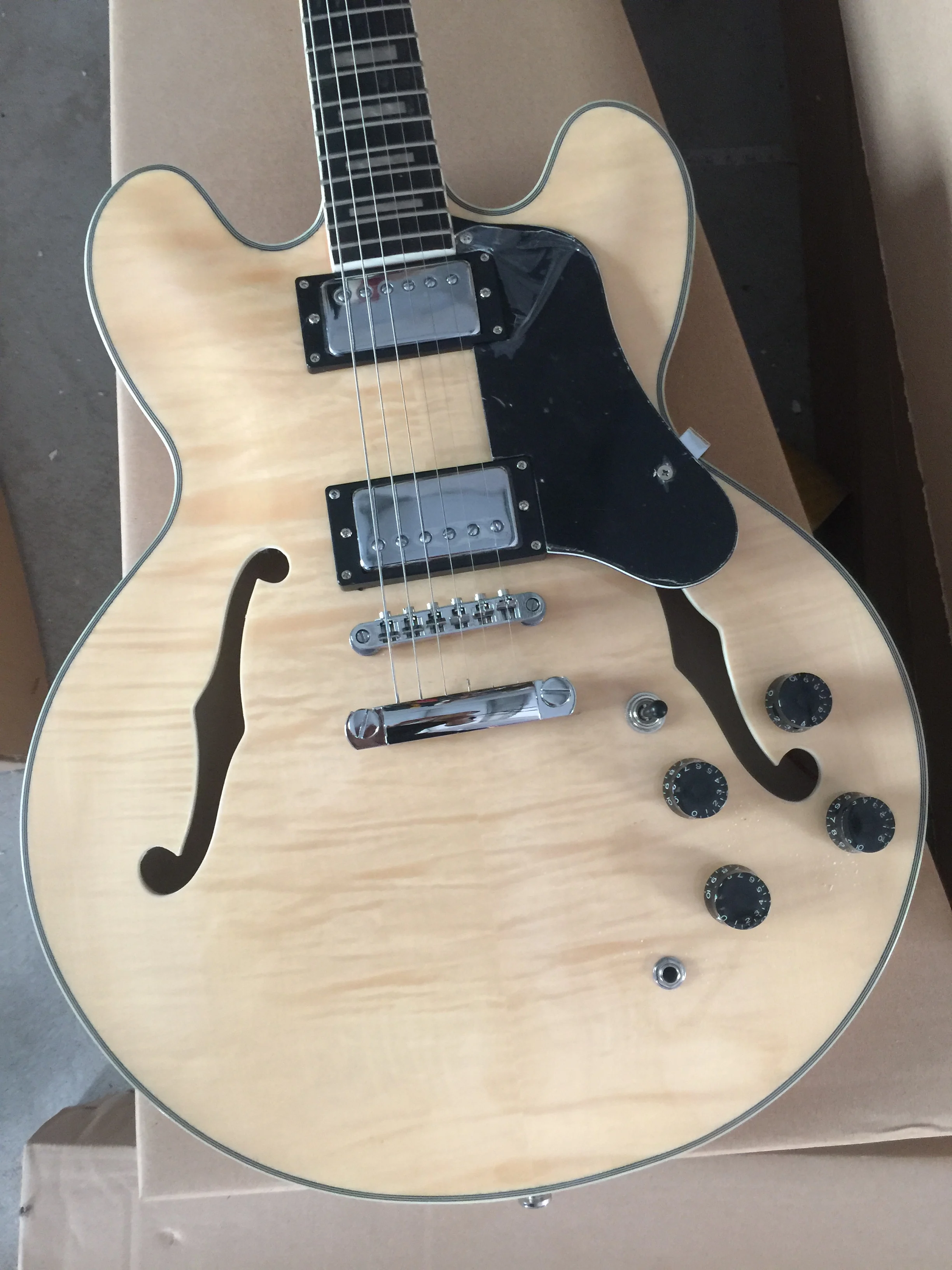 Envatio Gratis nueva llegada guitarra de jazz eléctrica personalizada de alta calidad guiar semi-hueco de jazz negro hai3