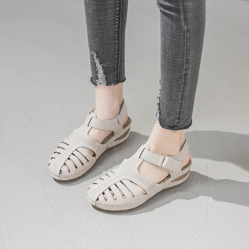 

Сандалии женские с ремешком на щиколотке, босоножки с дырками, удобная мягкая обувь на танкетке, с круглым носком, в стиле ретро, размеры 34-46, ...