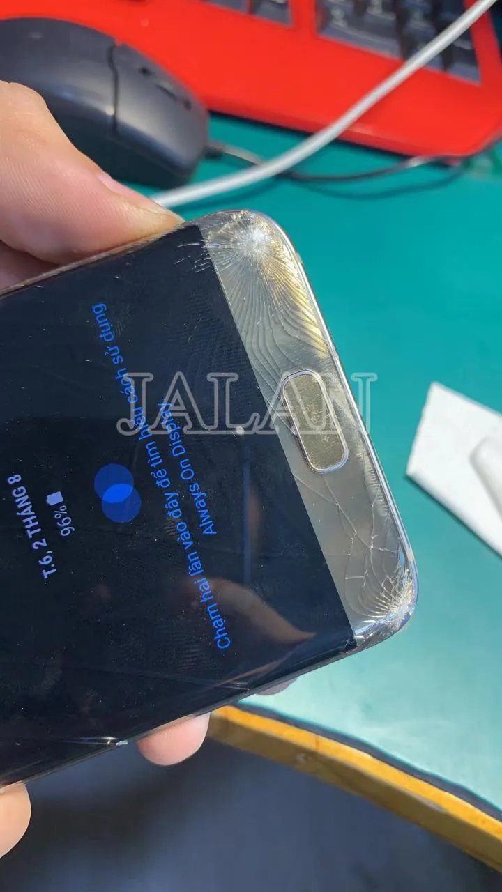 Инструмент для разбивания краев стекла помогает правильно обрезать слой ЖК