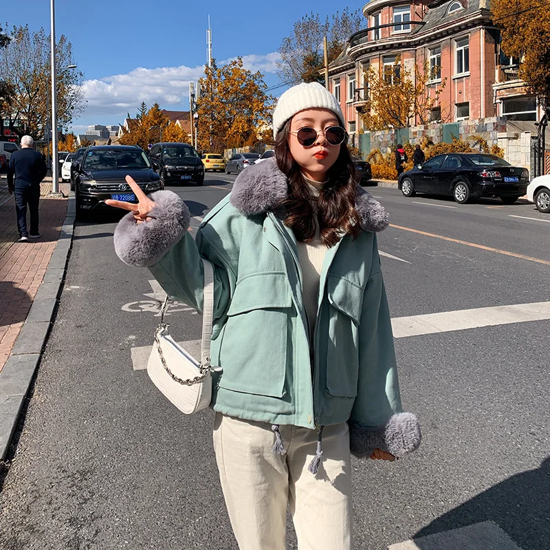 Женская короткая парка с воротником из искусственного лисьего меха модная