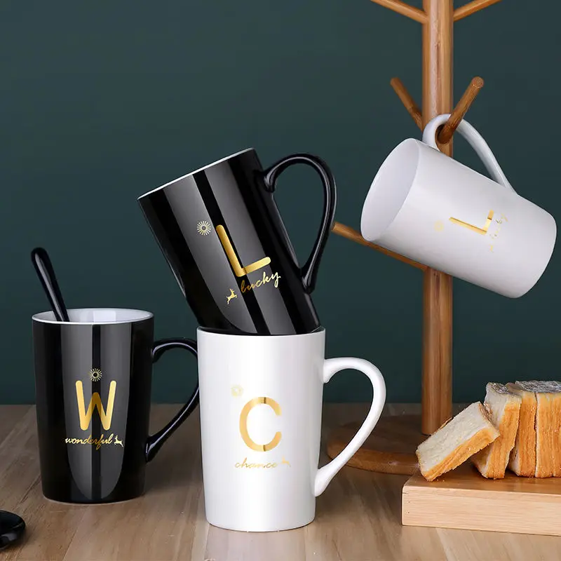 Керамические кружки 380 мл с буквенным узором и крышкой ложкой зеленая Золотая