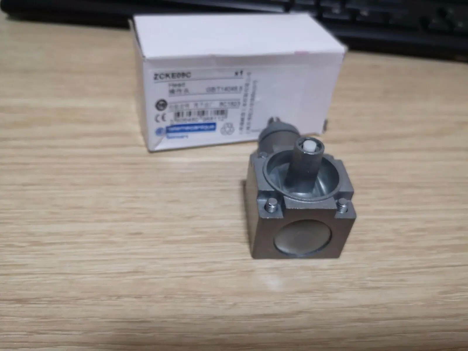 

Концевой выключатель Schneider ZCK-E09C ZCKE09C в коробке, 1 шт.