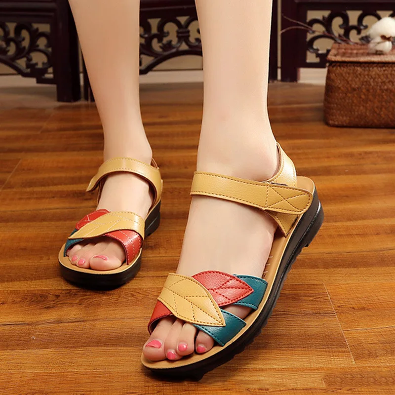 Женские босоножки на танкетке из искусственной кожи сандалии плоской платформе