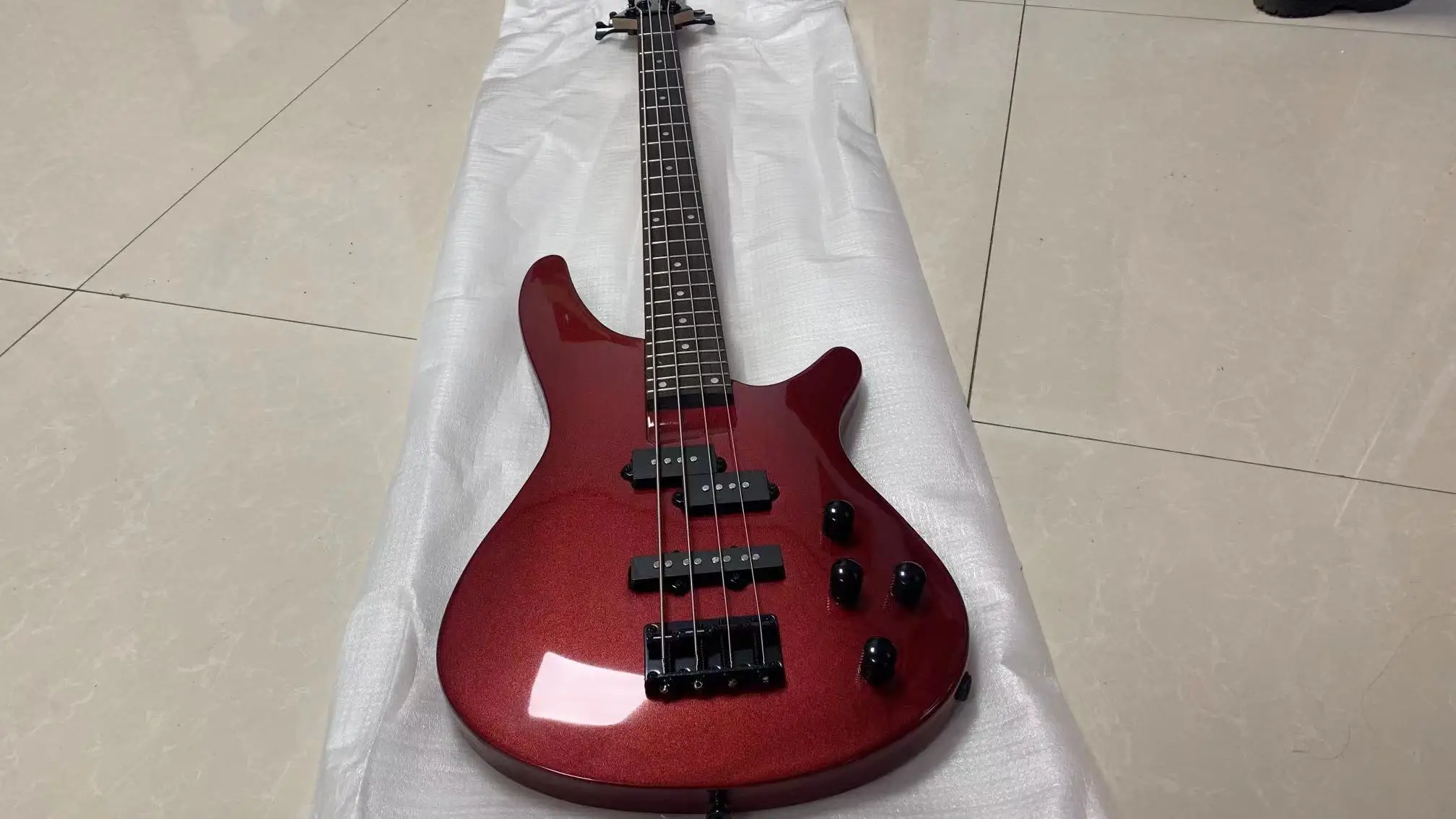 

Manufacturer processing inventory, high-end ultra-thin 4 string bass electric guitar, metal red body, black hardware accessories