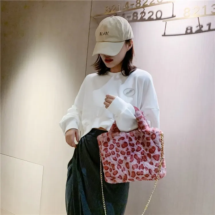 

Winter new fashion shoulder bag female leopard female bag chain large plush winter handbag Messenger bag soft warm fur bag