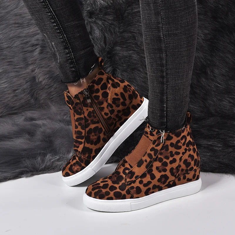 Женские прогулочные ботинки полусапожки на танкетке с внутренним каблуком