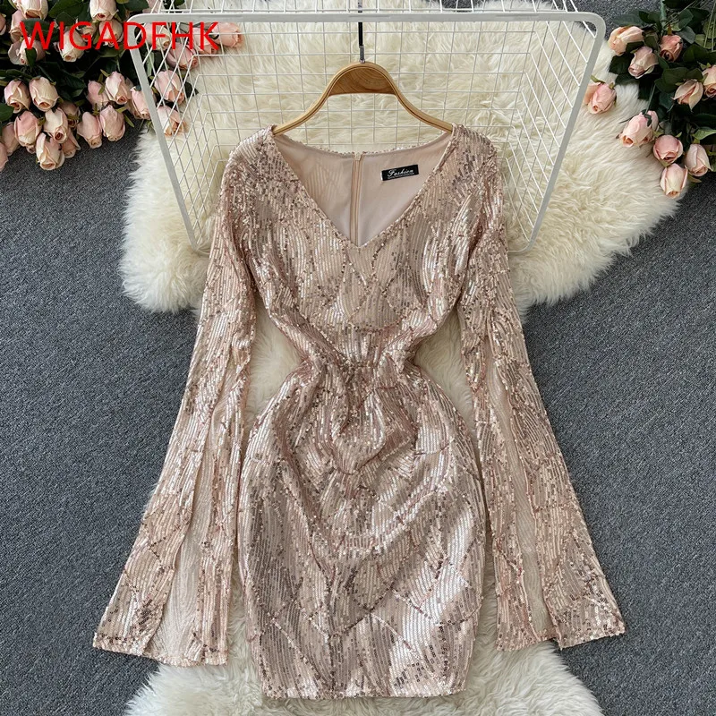 

Женское платье с блестками и V-образным вырезом