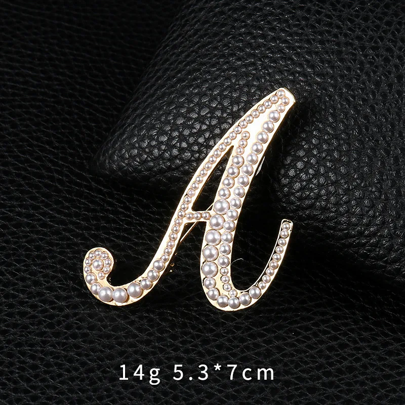 

Korean Popular Vintage Imitation Pearl Letter Brooches Pins Gold Color Plated Women's Fashion Brooch Party Jewelry Accessories