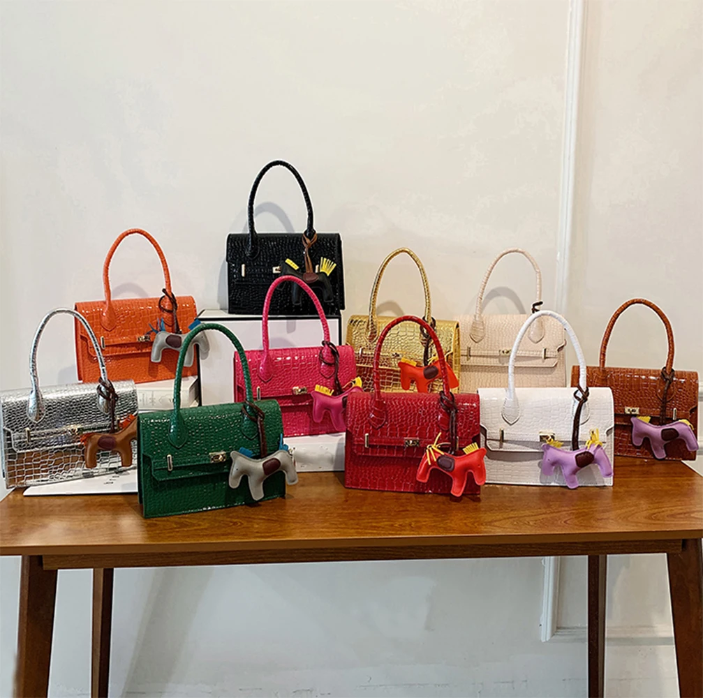 

Роскошная компактная трендовая дамская сумочка с подвеской в виде лошади, сумка-мессенджер, 22 см * 17 см * 7 см