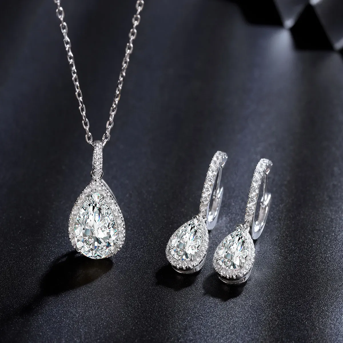 Комплект ювелирных изделий из серебра 925 пробы с муассанитом |